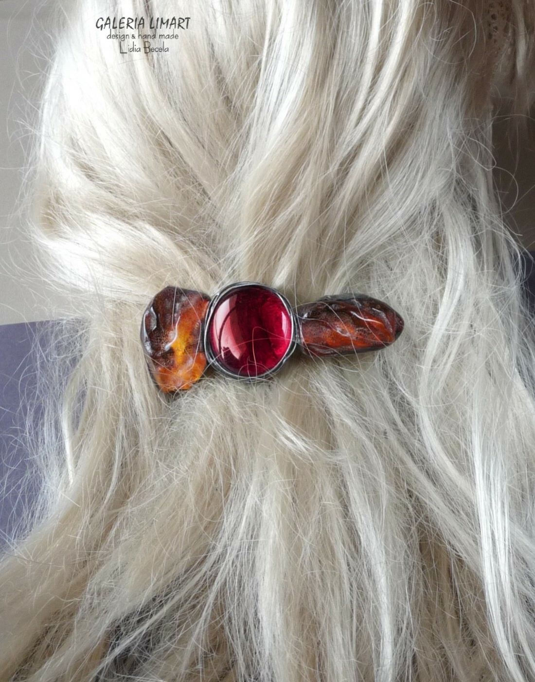 ęcznie wykonana unikatowa spinka do włosów z dwóch okazałych naturalnych bursztynów bałtyckich oraz  kaboszonu w cudnie rubinowym kolorze